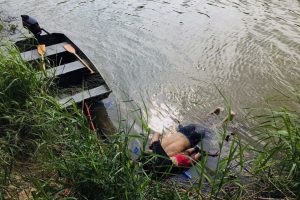 Oscar Alberto Martínez Ramírez et sa fille se sont noyés dans le Rio Grande, lundi, en tentant de rejoindre les Etats-Unis. Photo by STR. AFP