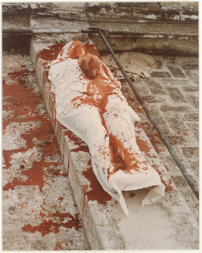 Ana Mendieta, Mutilated Body on Landscape, 1973, photographie, 20,3 x 25,4 cm. © University of California, Berkeley Art Museum and Pacific Film Archive; Purchase made possible by the Acquisitions Committee Fund.